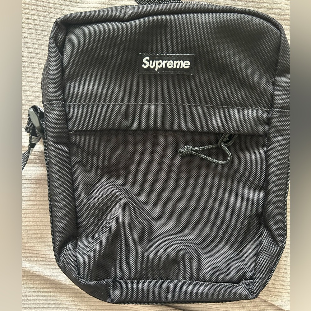 SUPREME shoulder bag